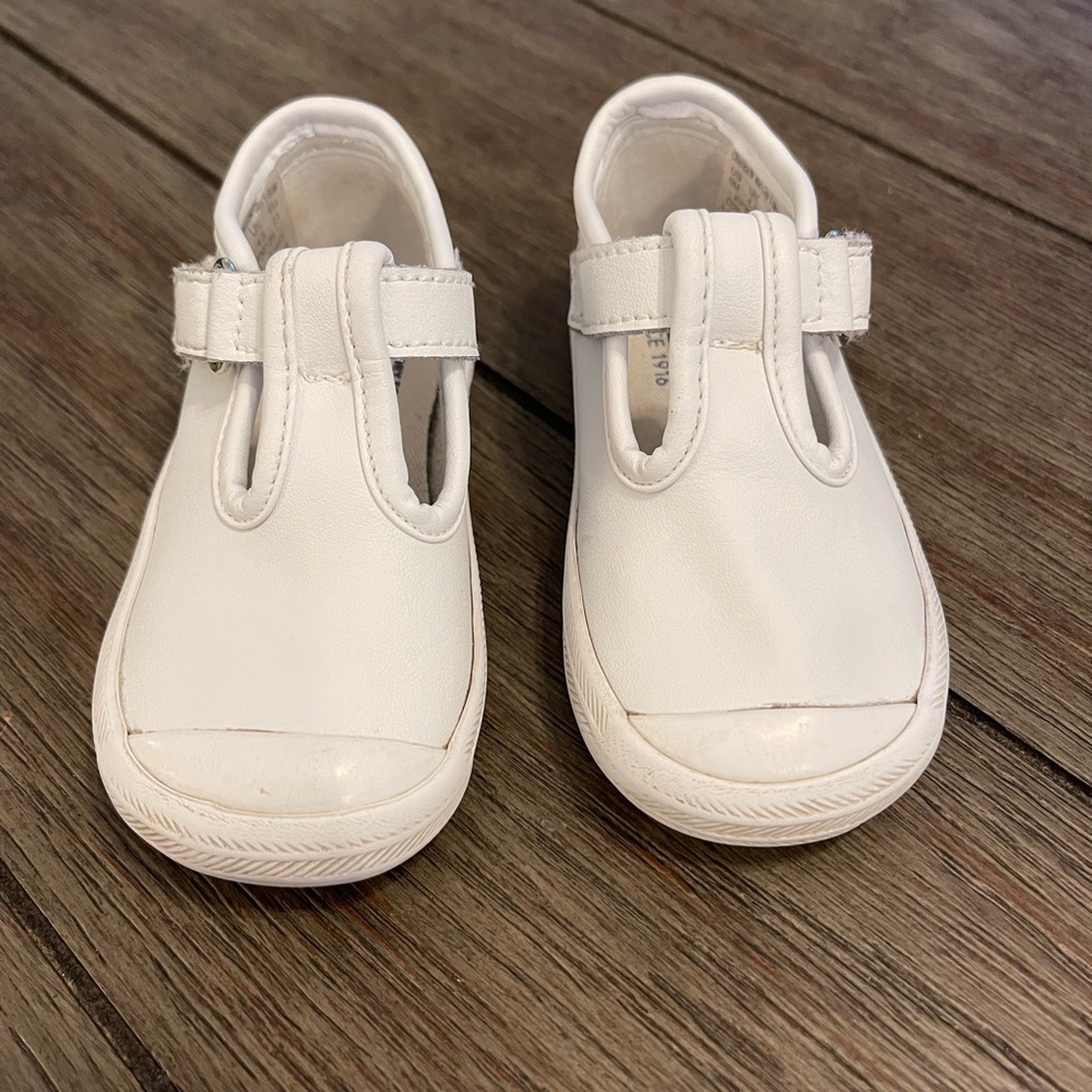 Keds size 5, white t-strap shoes